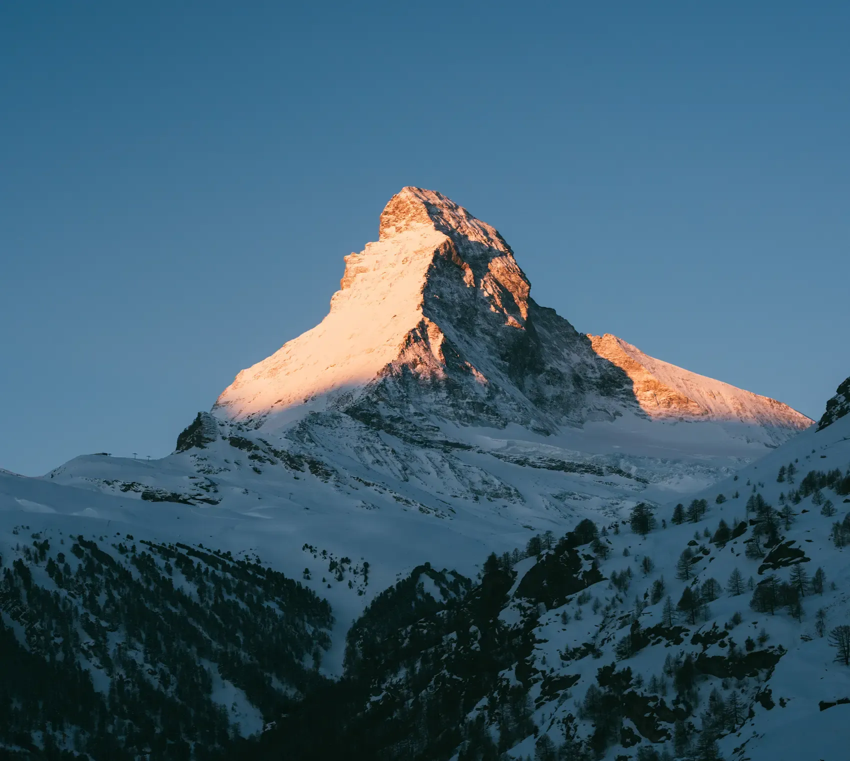 Image du Matterhorn enneigé au levé de soleil